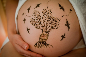 Можно ли делать татуаж и татуировку во время месячных и береманности